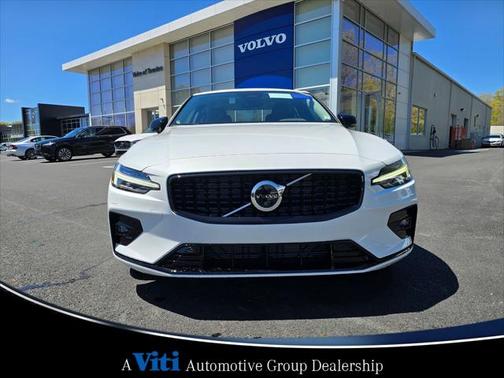 2024 Volvo S60 B5 Plus Dark Theme