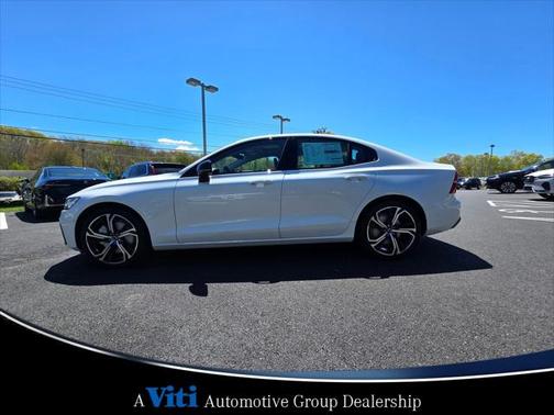 2024 Volvo S60 B5 Plus Dark Theme