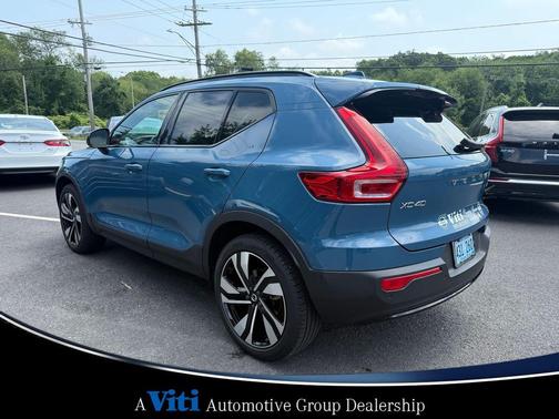 2024 Volvo XC40 B5 Plus Dark Theme