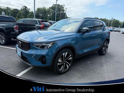 2024 Volvo XC40 B5 Plus Dark Theme