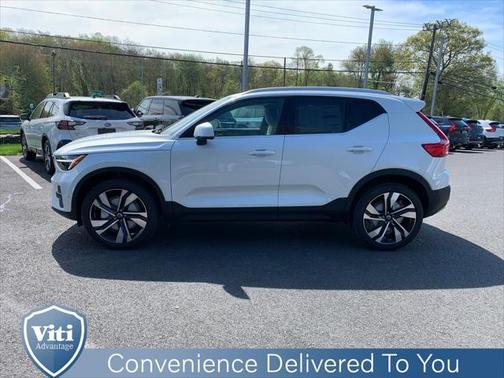 2025 Volvo XC40 B5 Ultra Bright Theme