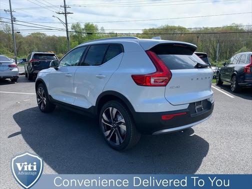 2025 Volvo XC40 B5 Ultra Bright Theme