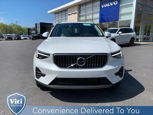 2025 Volvo XC40 B5 Ultra Bright Theme