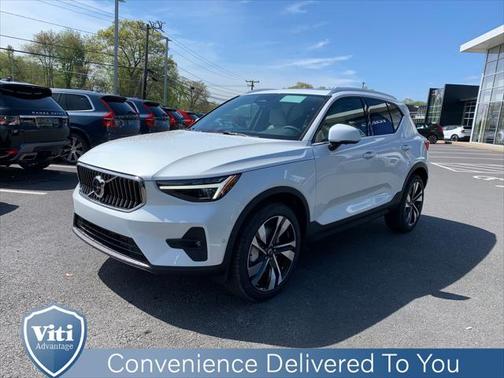 2025 Volvo XC40 B5 Ultra Bright Theme