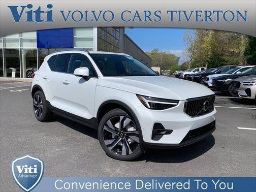 2025 Volvo XC40 B5 Ultra Bright Theme
