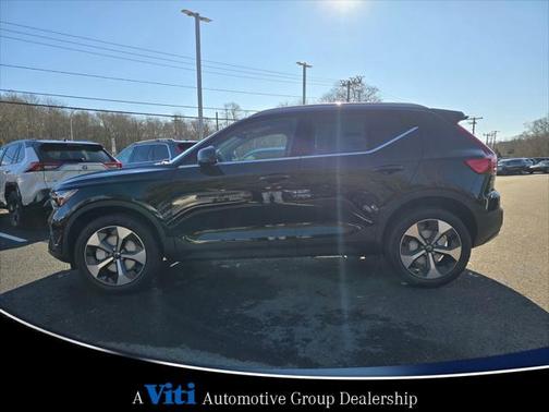 2025 Volvo XC40 B5 Core Bright Theme