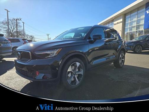 2025 Volvo XC40 B5 Core Bright Theme