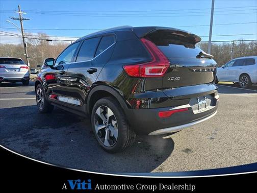 2025 Volvo XC40 B5 Core Bright Theme