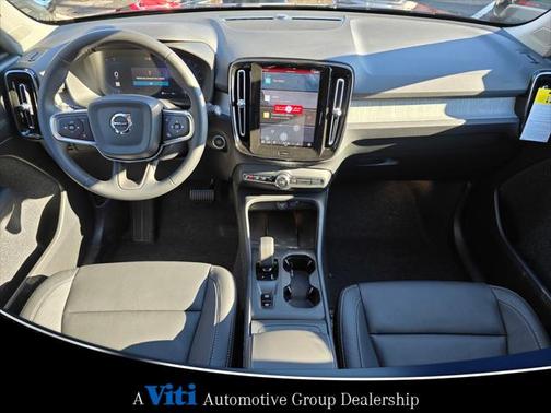 2025 Volvo XC40 B5 Core Bright Theme