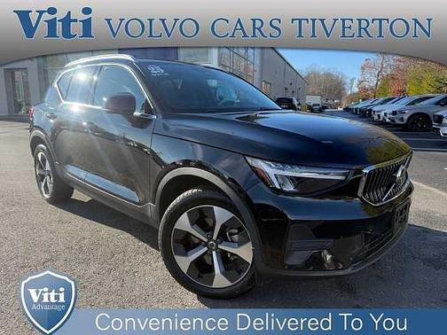 2025 Volvo XC40 Core