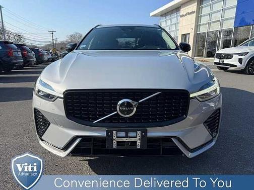 Silver Dawn 2023 Volvo XC60 Plus