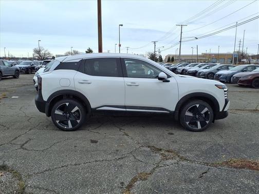 2025 Nissan Kicks SR