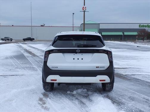 2025 Nissan Kicks SR