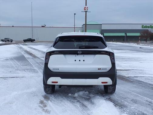 2025 Nissan Kicks SR