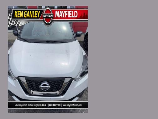 Aspen White/Super Black 2019 Nissan Kicks SR
