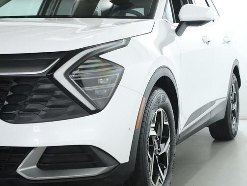 Glacial White Pearl 2025 Kia Sportage LX