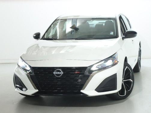 Pearl White Tricoat 2025 Nissan Altima SR AWD