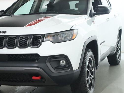 Bright White Clearcoat 2025 Jeep Compass Trailhawk