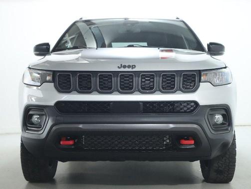 Silver Zynith Metallic Clearcoat 2025 Jeep Compass Trailhawk