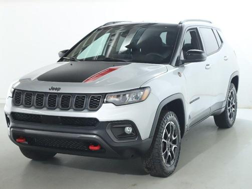 Silver Zynith Metallic Clearcoat 2025 Jeep Compass Trailhawk