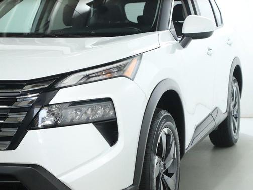 Everest White Pearl 2025 Nissan Rogue SV