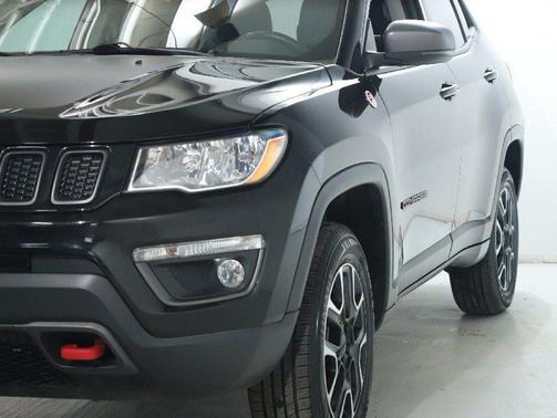 Diamond Black Crystal Pearlcoat 2020 Jeep Compass Trailhawk
