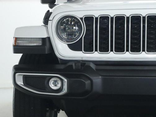 Bright White Clearcoat 2025 Jeep Wrangler 4-Door Sahara 4x4
