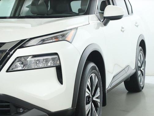 Pearl White Tricoat 2023 Nissan Rogue SV