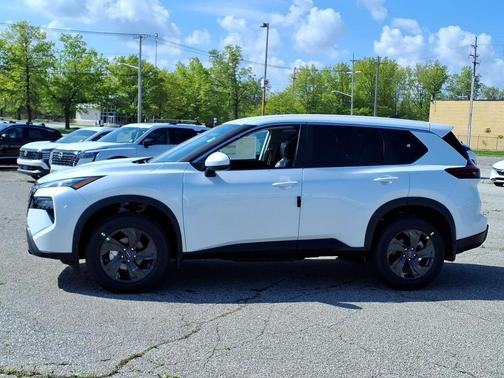 Everest White Pearl Tricoat 2026 Nissan Rogue SV