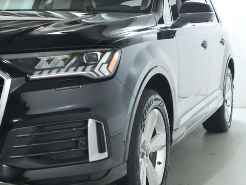 Mythos Black Metallic 2024 Audi Q7 45 Premium Plus