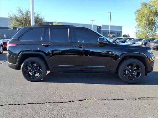2023 Jeep Grand Cherokee LAREDO