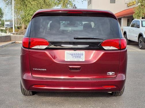 2023 Chrysler Voyager LX