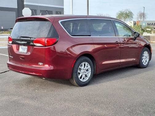 2023 Chrysler Voyager LX