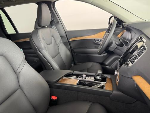 2024 Volvo XC90 B6 Plus Bright Theme 6-Seater
