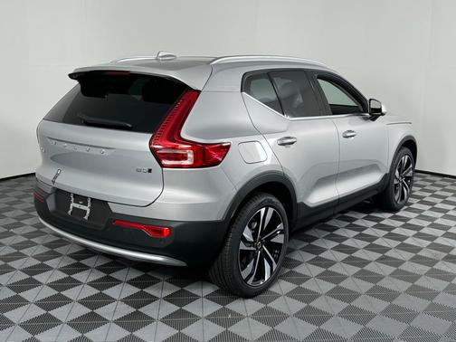 2025 Volvo XC40 B5 Plus Bright Theme