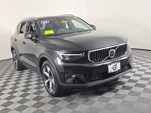 2025 Volvo XC40 B5 Plus Bright Theme