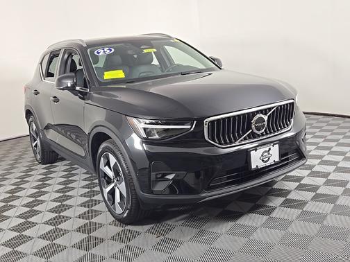 2025 Volvo XC40 B5 Plus Bright Theme