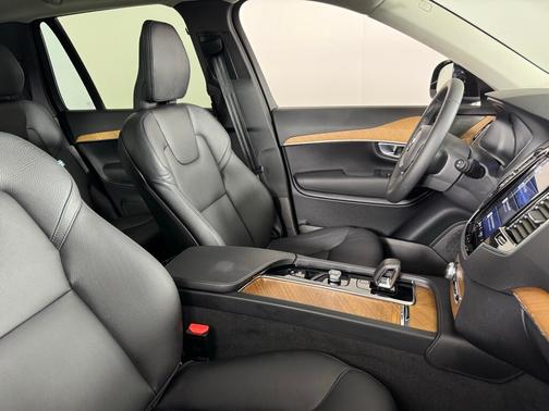 2024 Volvo XC90 B5 Plus