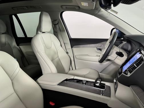 2023 Volvo XC90 B5 Plus