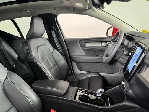 2024 Volvo XC40 B5 Plus Bright Theme