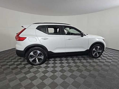 2024 Volvo XC40 Core