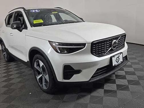 2024 Volvo XC40 Core