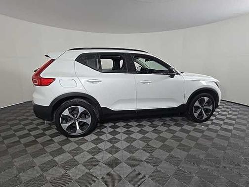 2024 Volvo XC40 Core
