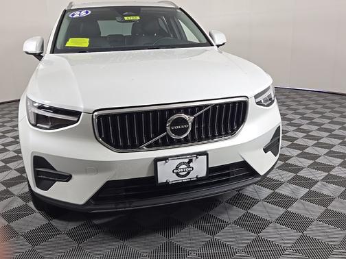 2025 Volvo XC40 B5 Core