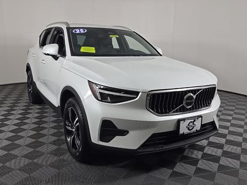 2025 Volvo XC40 B5 Core