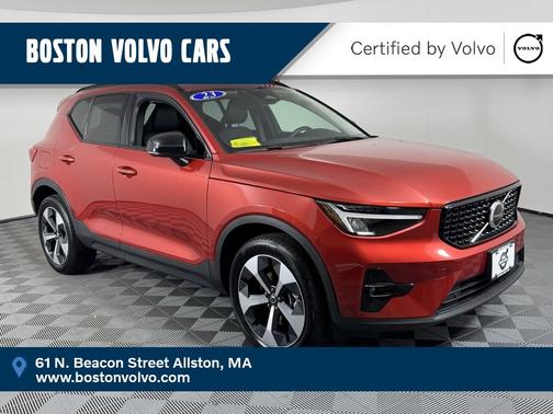 2023 Volvo XC40 B5 Plus Dark Theme