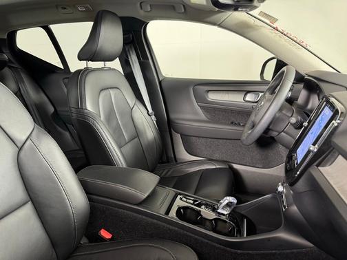 2023 Volvo XC40 B5 Plus Dark Theme
