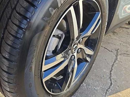 2025 Volvo XC40 Core