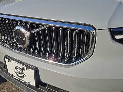 2025 Volvo XC40 Core