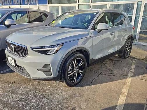2025 Volvo XC40 Core
